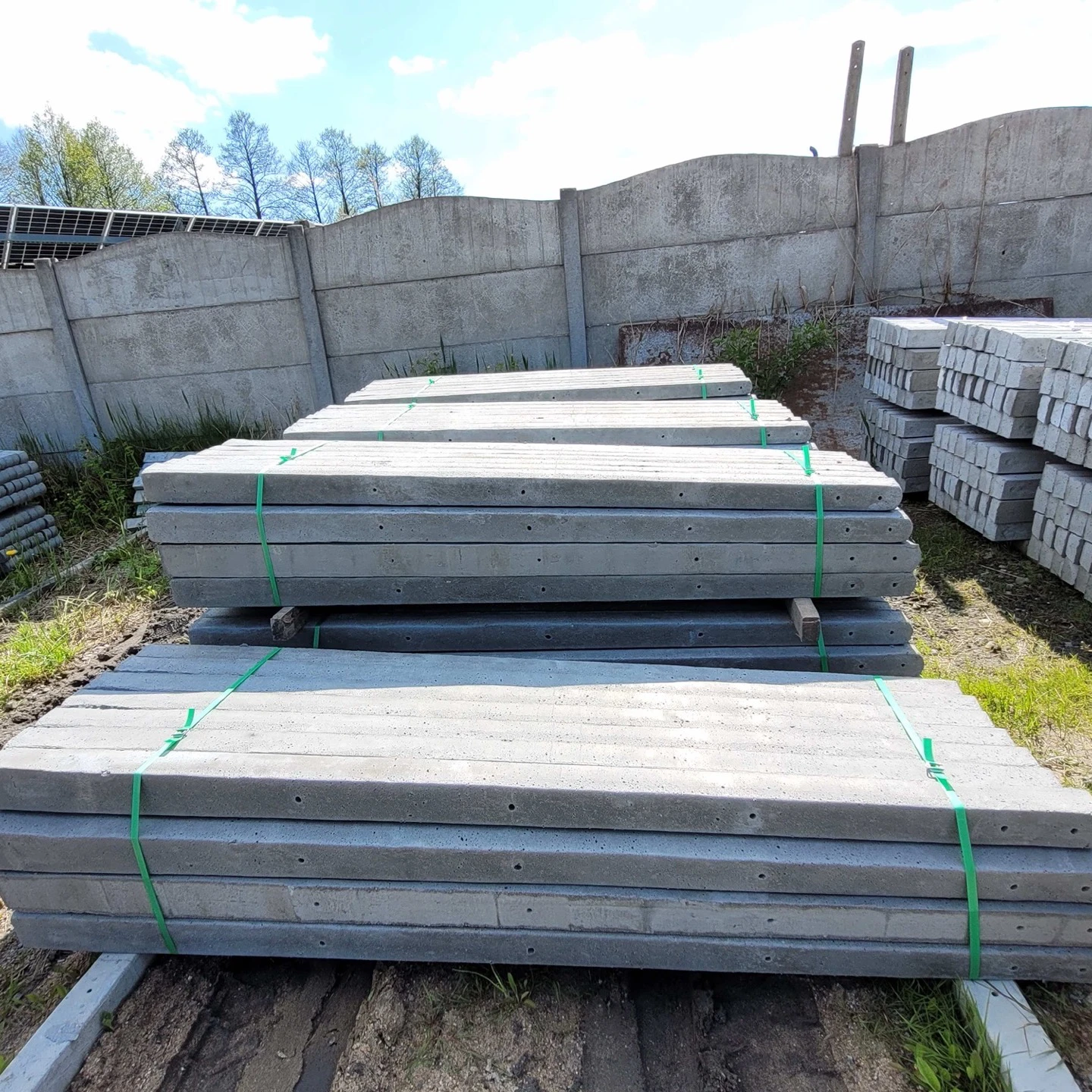 Czy warto zainwestować w tunel foliowy z betonowymi słupkami w uprawie roślin