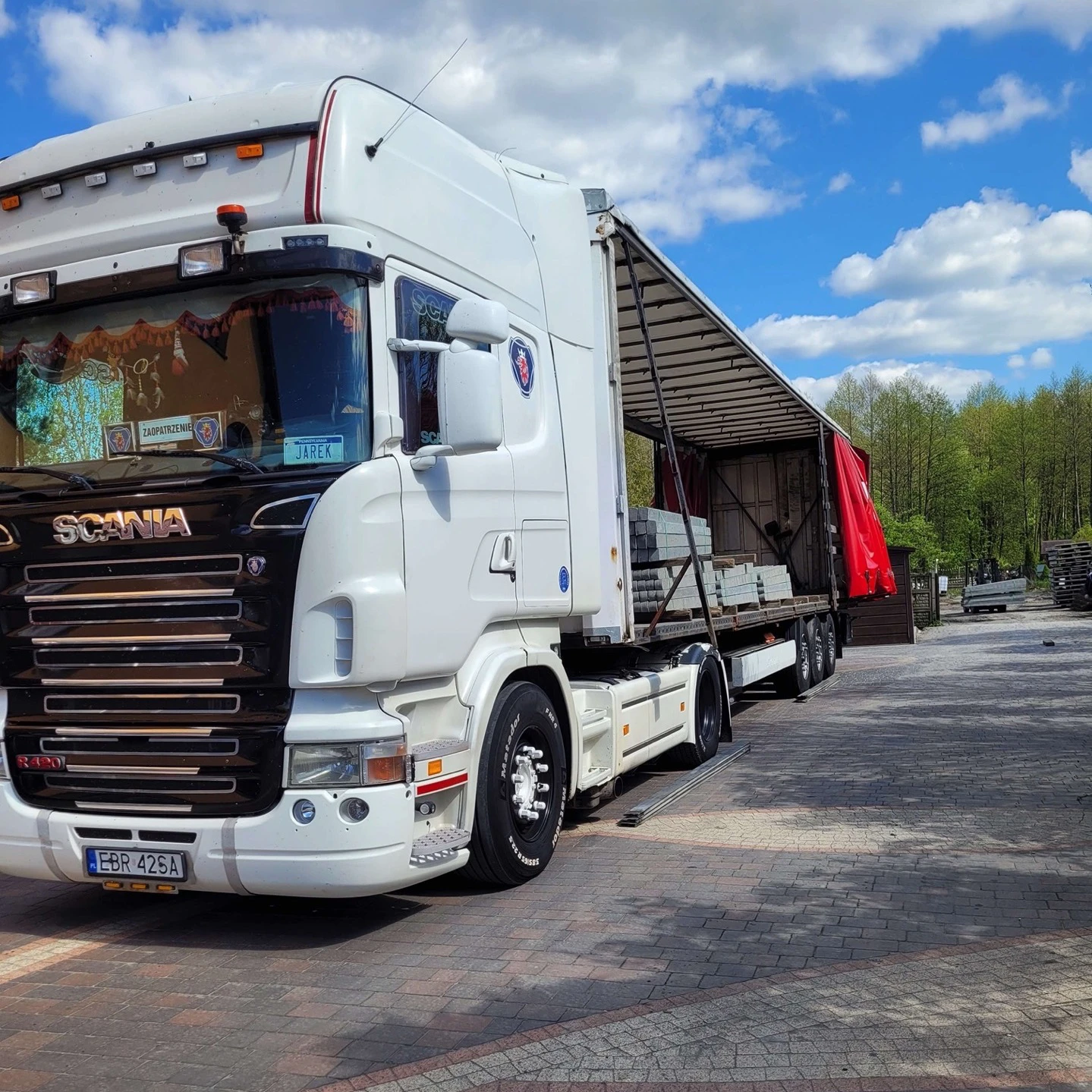 Czy warto zainwestować w tunel foliowy z betonowymi słupkami w uprawie roślin