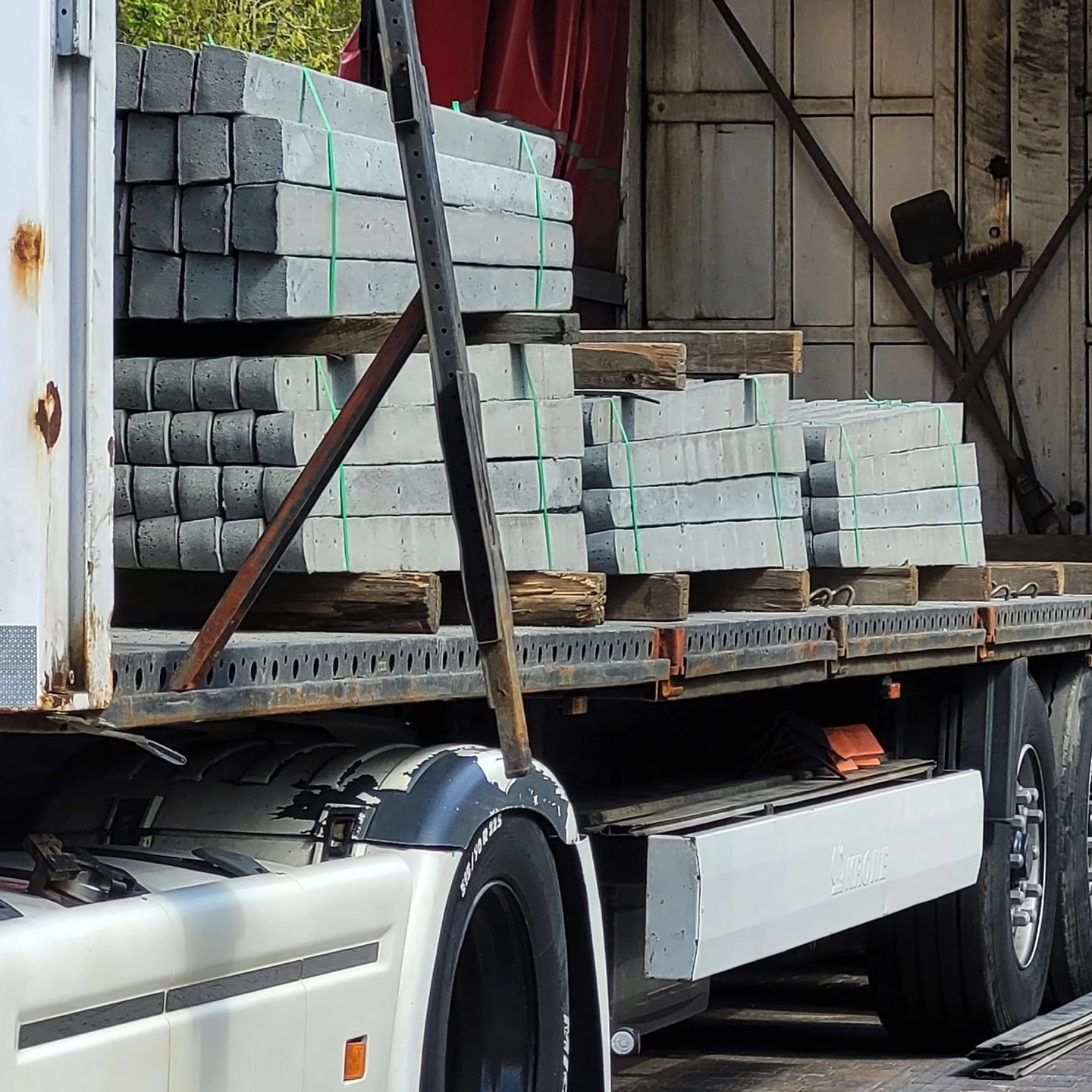 Czy warto zainwestować w tunel foliowy z betonowymi słupkami w uprawie roślin