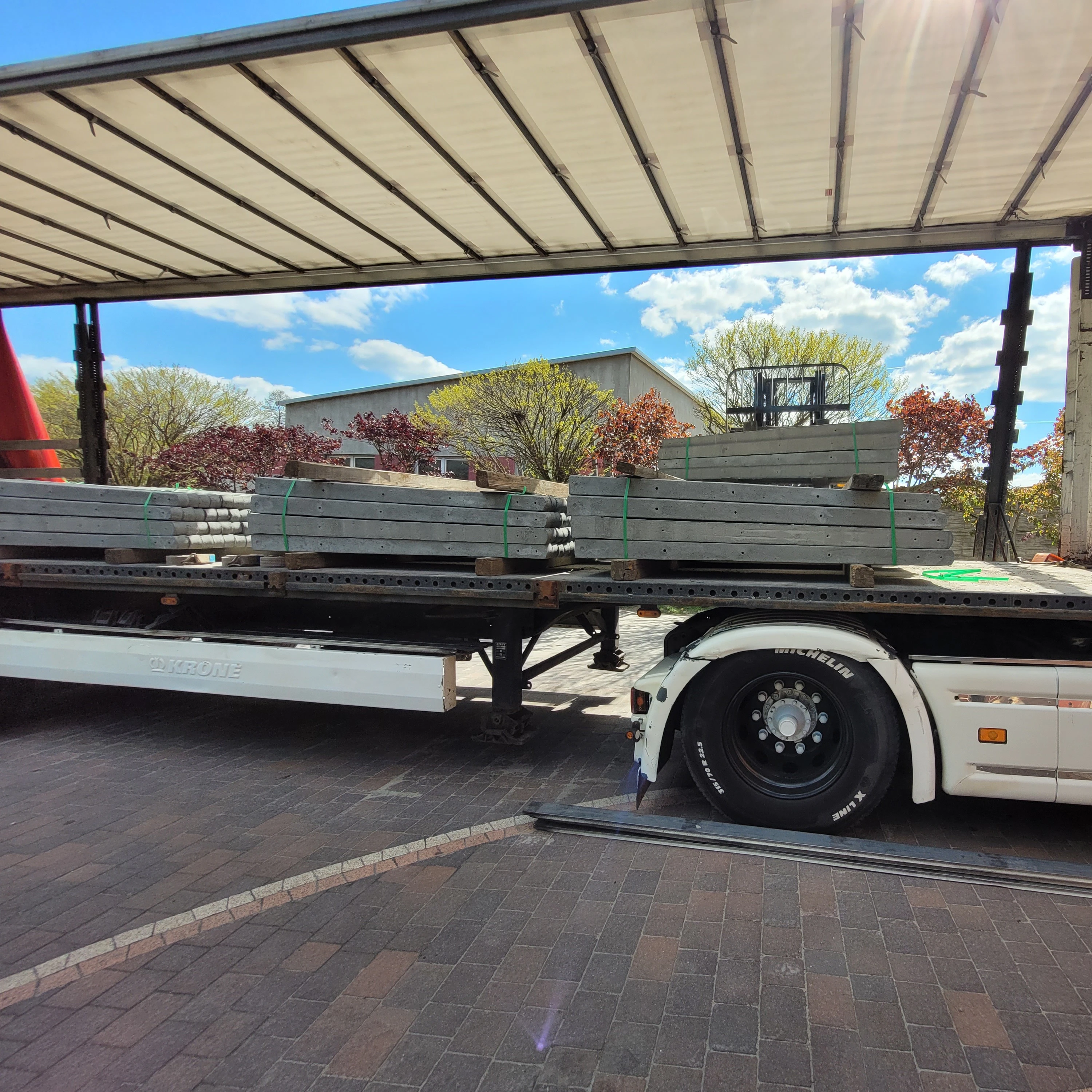 Słupki betonowe a łatwość montażu i konserwacji - poradnik dla właścicieli sadów