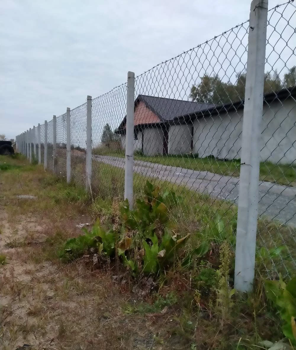 Słupki betonowe do siatki